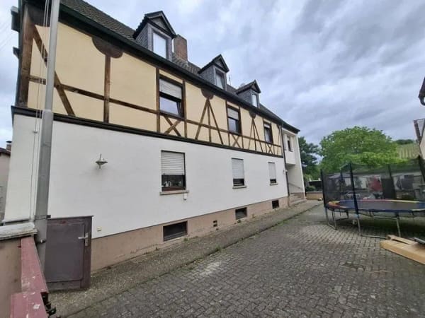 Immobilie in Karlstadt - Einfamilienhaus mit drei Garagen und Garten - Bild 1