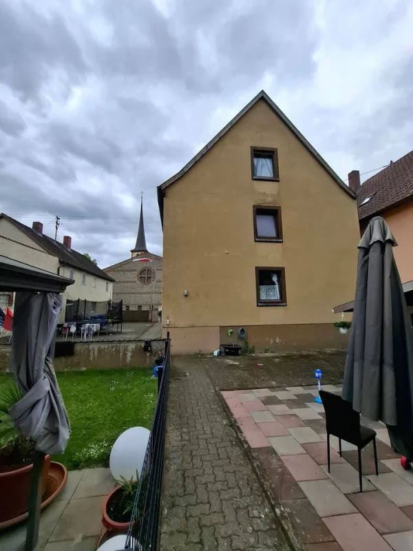 Immobilie in Karlstadt - Einfamilienhaus mit drei Garagen und Garten - Bild 4