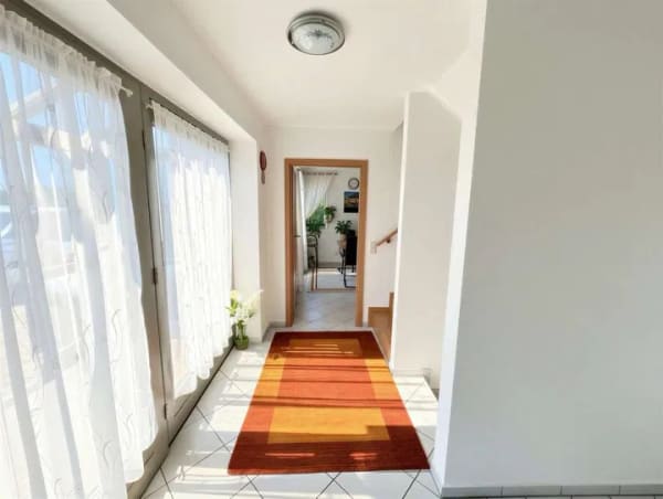 Immobilie in Schonach im Schwarzwald - +++ Wohnen, wo andere Urlaub machen. Sonnige DHH mit schönem Grundstück, EBK, Sauna und Garage +++ - Bild 3
