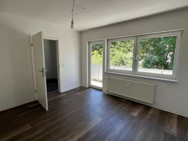 Immobilie in Frankfurt am Main - Modernisiertes 2-Zimmer-Eigentum mit Balkon in Frankfurt-Hausen - Bild 1
