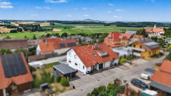 Immobilie in Uttenweiler - Großzügige Doppelhaushälfte mit ELW und viel Platz für die Familie - Bild 0