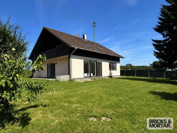 Immobilie in Dasing - Ein-/Zweifamilienhaus mit großem Garten, Balkon, Terrasse und zwei Garagen in Dasing - Bild 1