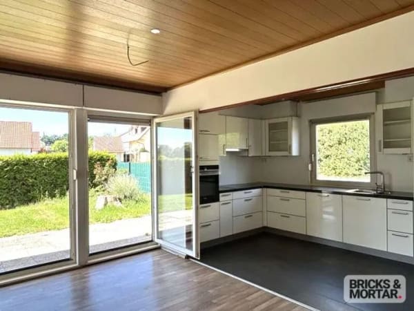 Immobilie in Dasing - Ein-/Zweifamilienhaus mit großem Garten, Balkon, Terrasse und zwei Garagen in Dasing - Bild 2
