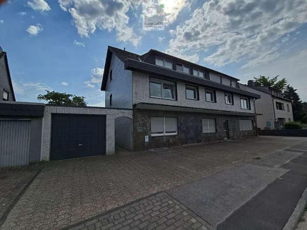 Immobilie in Moers - 5,63 % Bruttorendite | Vollvermietetes Mehrfamilienhaus mit 3 Wohneinheiten in Moers! - Bild 0