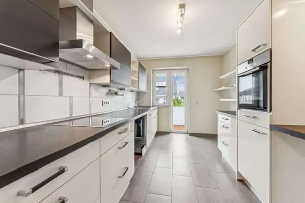 Immobilie in Bad Driburg - Lichtdurchflutete 4-Zimmer-Wohnung mit traumhaftem Blick auf die Iburg - Bild 2