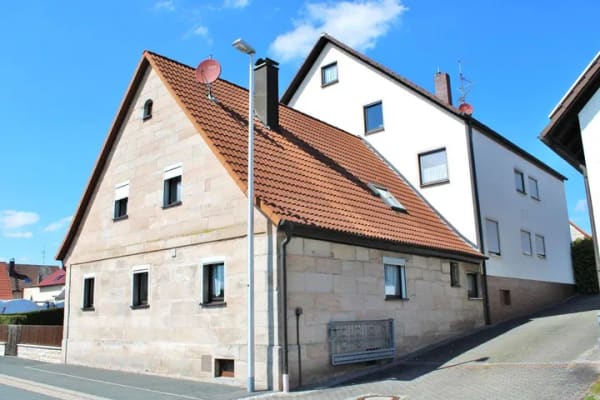 Immobilie in Heßdorf - Wohnen wie im eigenen Haus - 4,5-Zimmer-Eigentumswohnung in Form eines Sandsteinhauses in Heßdorf - Bild 0