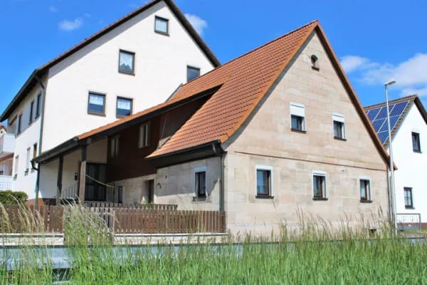 Immobilie in Heßdorf - Wohnen wie im eigenen Haus - 4,5-Zimmer-Eigentumswohnung in Form eines Sandsteinhauses in Heßdorf - Bild 1