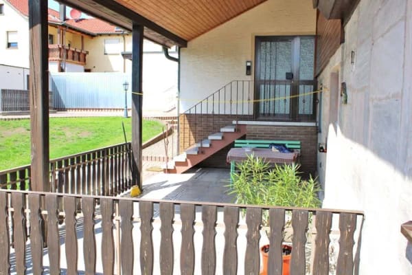 Immobilie in Heßdorf - Wohnen wie im eigenen Haus - 4,5-Zimmer-Eigentumswohnung in Form eines Sandsteinhauses in Heßdorf - Bild 2