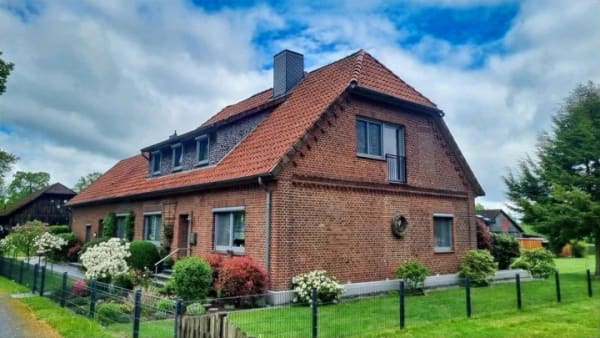 Immobilie in Soltau - Gepflegtes Zweifamilienhaus mit großem Grundstück. - Bild 0
