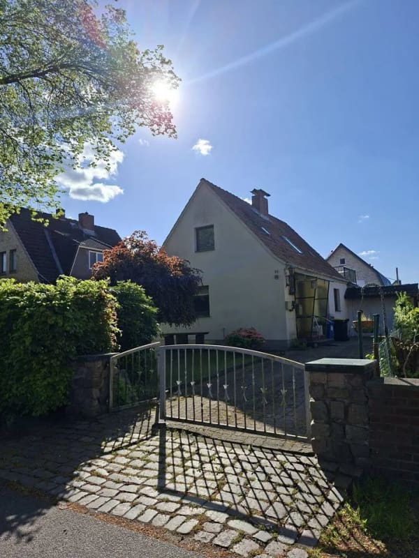 Immobilie in Halstenbek - Einfamilienhaus in einer der ruhigsten Straßen Halstenbeks - direkt an der Grenze zu Hamburg - Bild 3