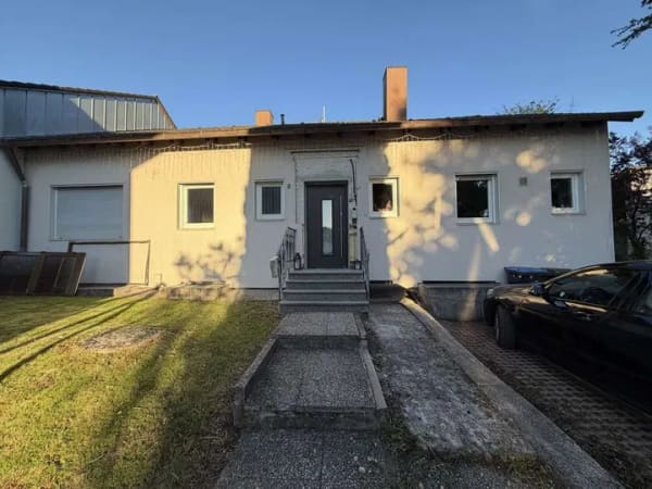Immobilie in Bockhorn - Einfamilienhaus mit großem Garten im Bungalowstil mit Potential zu Einliegerwohnung - Bild 0
