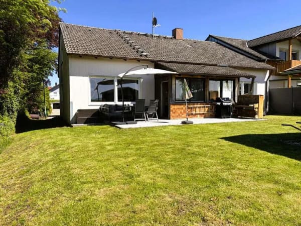 Immobilie in Bockhorn - Einfamilienhaus mit großem Garten im Bungalowstil mit Potential zu Einliegerwohnung - Bild 1