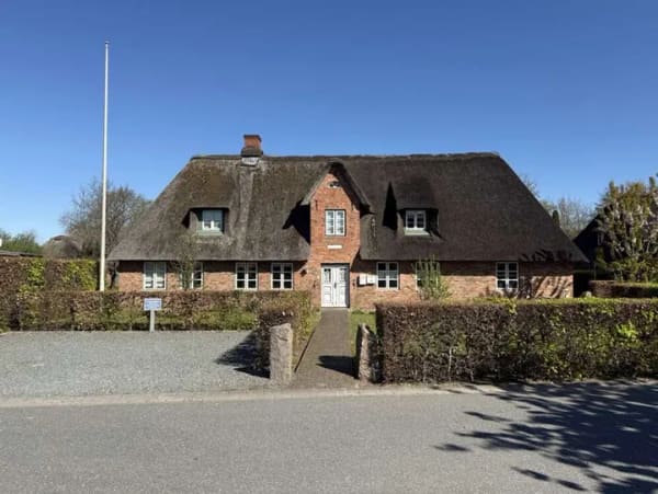 Immobilie in Breklum - Ein norddeutsches Original – Stilvolles Reetdachhaus mit Einliegerwohnung, Werkstatt , Garagen und m - Bild 1