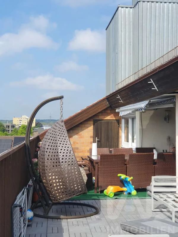 Immobilie in Vöhringen - Attraktive 6-Zimmer-Wohnung mit Dachterrasse und Panoramablick - speziell als Kapitalanlage - Bild 2