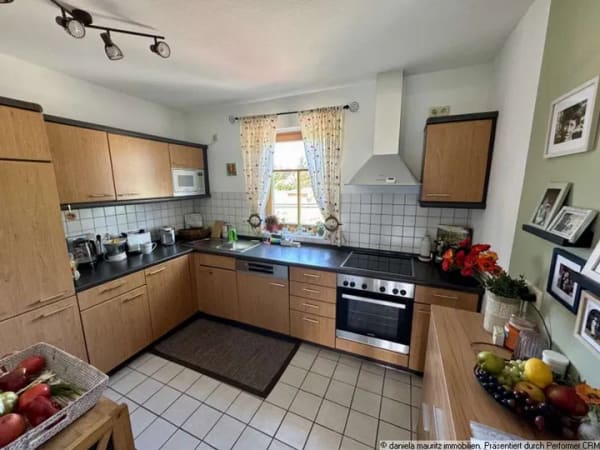 Immobilie in Stephanskirchen - Kleine Wohlfühloase: 2-Zi.-WHG im 1.OG mit Bergblick, Südbalkon & Kamin - Bild 2