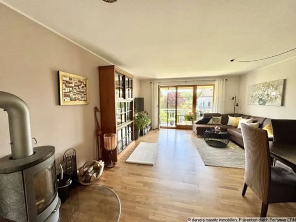 Immobilie in Stephanskirchen - Kleine Wohlfühloase: 2-Zi.-WHG im 1.OG mit Bergblick, Südbalkon & Kamin - Bild 3