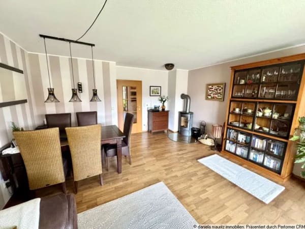 Immobilie in Stephanskirchen - Kleine Wohlfühloase: 2-Zi.-WHG im 1.OG mit Bergblick, Südbalkon & Kamin - Bild 4