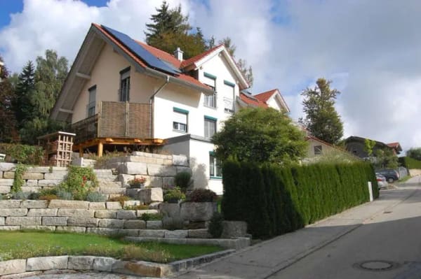 Immobilie in Hohenpolding - TOP - Haushälfte in 2er WEG mit Garten und 2 Terrassen - PROVISIONSFREI - Bild 0