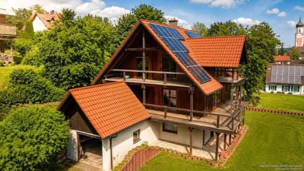 Immobilie in Ursberg - Fernblick statt Standard – Einfamilienhaus mit Potenzial in traumhafter Hanglage - Bild 0