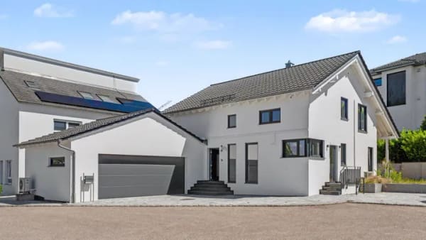 Immobilie in Massenbachhausen - Modernes Familiendomizil inklusive Doppelgarage und Gewerberaum - Bild 0