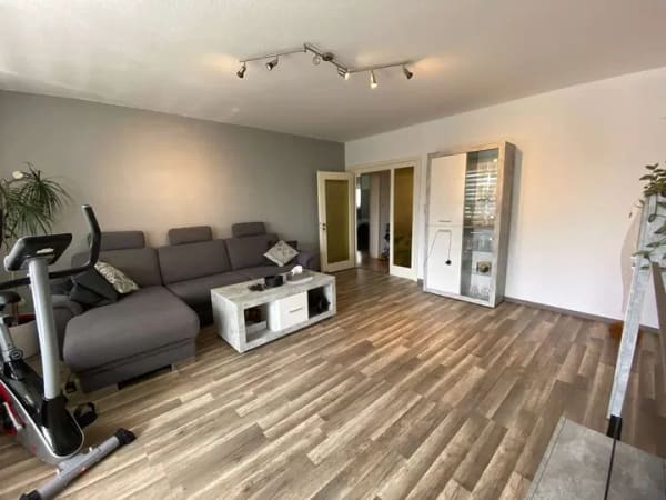 Immobilie in Emden - Großzügige 3-Zimmer-Wohnung mit Balkon und Stellplatz - Bild 1