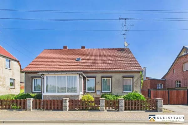 Immobilie in Havelberg - Charmantes Einfamilienhaus mit großzügigem Grundstück und Raum für Ihre Wohnträume - Bild 1