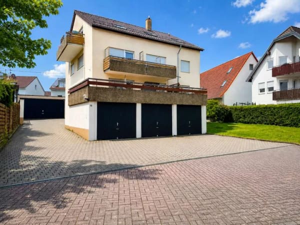 Immobilie in Friolzheim - Attraktives, teilweise vermietetes Dreifamilienhaus mit vier Garagen in guter zentaler Wohnlage - Bild 0