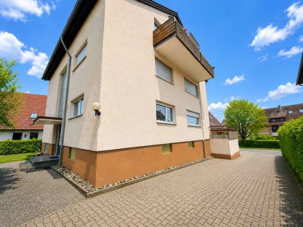 Immobilie in Friolzheim - Attraktives, teilweise vermietetes Dreifamilienhaus mit vier Garagen in guter zentaler Wohnlage - Bild 2