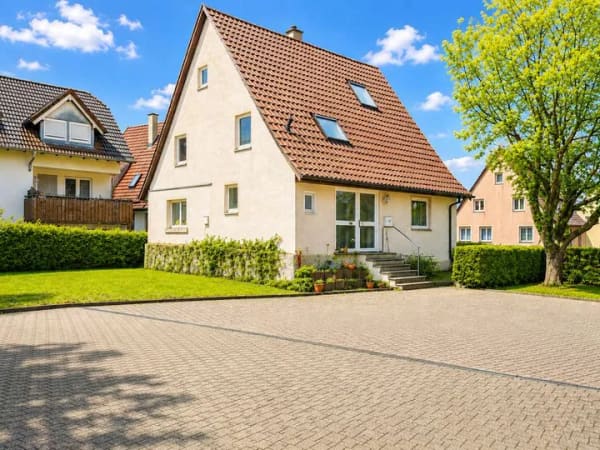 Immobilie in Friolzheim - Attraktives, teilweise vermietetes Dreifamilienhaus mit vier Garagen in guter zentaler Wohnlage - Bild 0