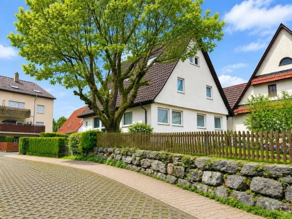 Immobilie in Friolzheim - Attraktives, teilweise vermietetes Dreifamilienhaus mit vier Garagen in guter zentaler Wohnlage - Bild 1