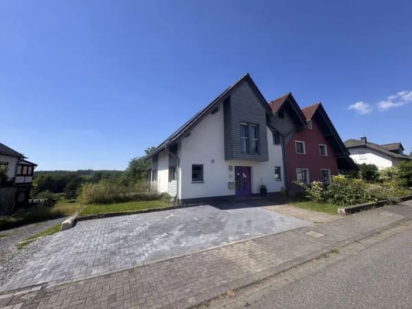 Immobilie in Helmenzen - Stilvolle Doppelhaushälfte mit überdachter Terrasse und Photovoltaikanlage–Einziehen und wohlfühlen! - Bild 0