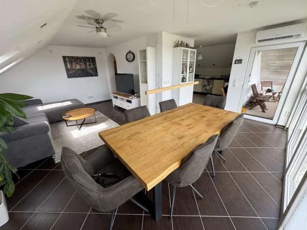 Immobilie in Dormitz - Moderne 4-Zimmer-Dachgeschosswohnung mit Klimaanlage, Whirlpool, Balkon und Carport - Bild 1