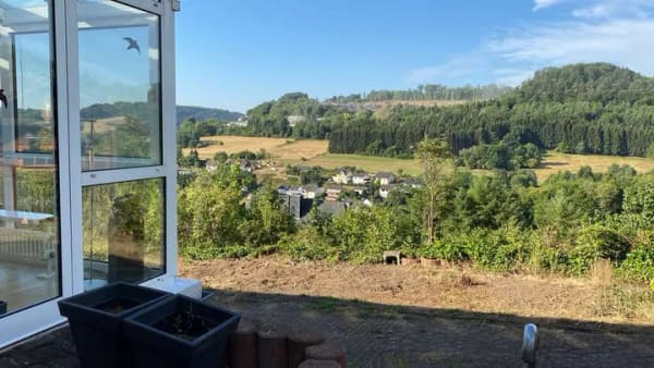 Immobilie in Daun - FREISTEHENDES EINFAMILIENHAUS MIT TRAUMHAFTEM FERNBLICK, Wohnen in die Ferien, Altersruhesitz - Bild 1