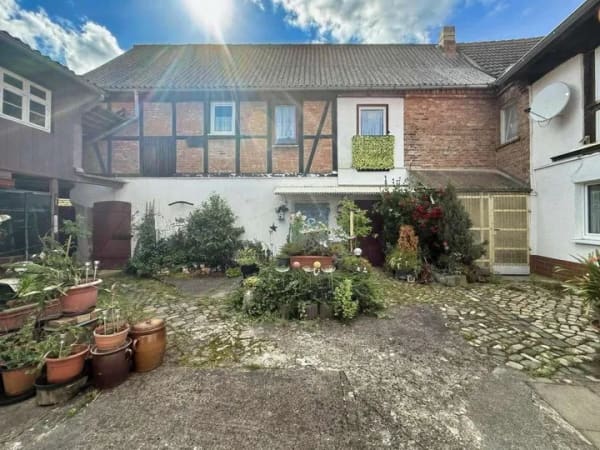 Immobilie in Oschersleben - Historischer 4-Seiten-Hof mit Fachwerkhaus, Nebengebäuden und großem Potenzial in Hordorf! - Bild 2