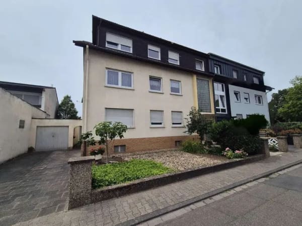 Immobilie in Bürstadt - Vollvermietetes 3-Familienhaus – Ideal für Kapitalanleger und zukünftige Eigennutzer - Bild 0