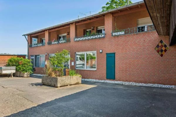 Immobilie in Wachtberg - Vollvermietetes Mehrfamilienhaus mit 4 Wohneinheiten – attraktive Kapitalanlage mit Faktor 15,2 - Bild 1