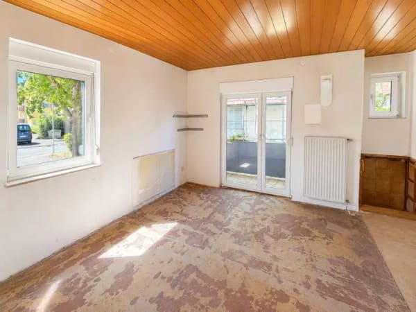 Immobilie in Aschaffenburg - Im Bieterverfahren : Altbau-Rohdiamant mit Balkon – Für alle, die mehr sehen als nur den Ist-Zustand - Bild 1