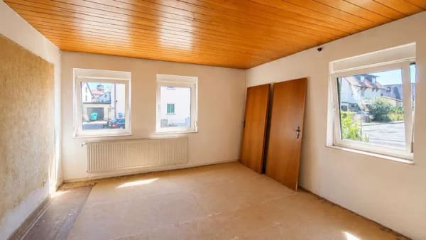 Immobilie in Aschaffenburg - Im Bieterverfahren : Altbau-Rohdiamant mit Balkon – Für alle, die mehr sehen als nur den Ist-Zustand - Bild 2
