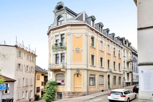 Immobilie in Baden-Baden - Vermietete Erdgeschosswohnung im denkmalgeschützten Altbau mit schöner Terrasse - Bild 0