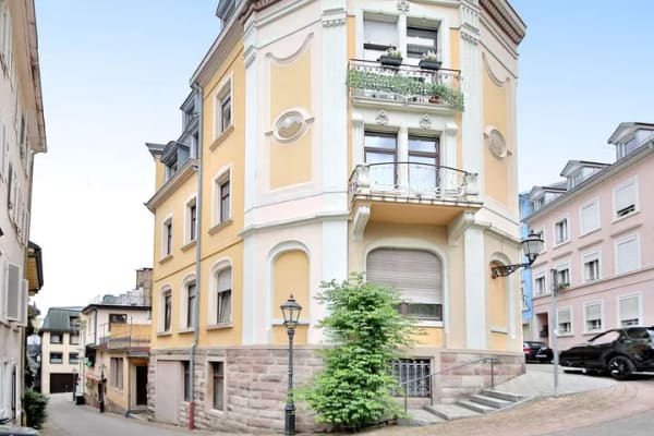 Immobilie in Baden-Baden - Vermietete Erdgeschosswohnung im denkmalgeschützten Altbau mit schöner Terrasse - Bild 1
