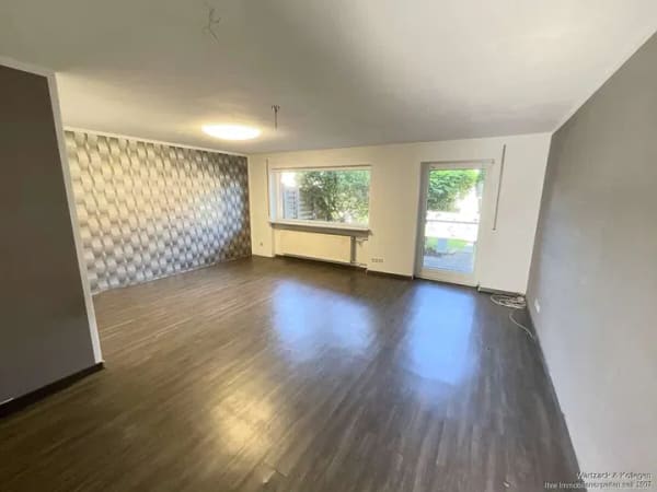 Immobilie in Schwanstetten - Reihenmittelhaus mit Keller, 
Balkon, Kachelofen und Garage 
in ruhiger Wohnlage Schwanstettens - Bild 4
