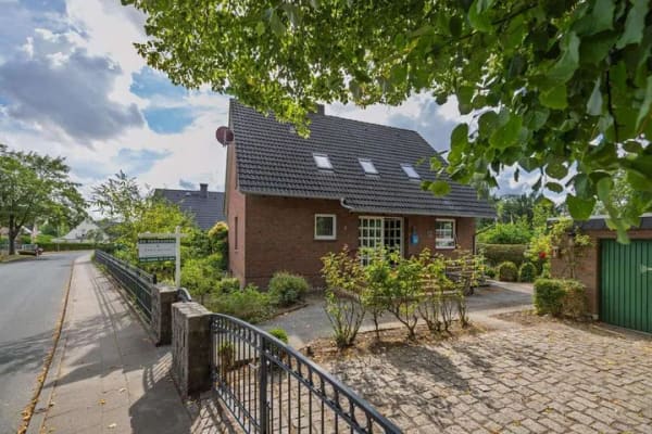 Immobilie in Timmendorfer Strand - Einfamilienhaus in Timmendorfer Strand mit 5 Zimmern, Vollkeller, Garten und Garage für die Familie - Bild 0