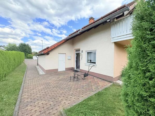 Immobilie in Mittenaar - Wohnen in traumhafter Feldrandlage – Einfamilienhaus mit Pool und tollem Grundstück - Bild 1