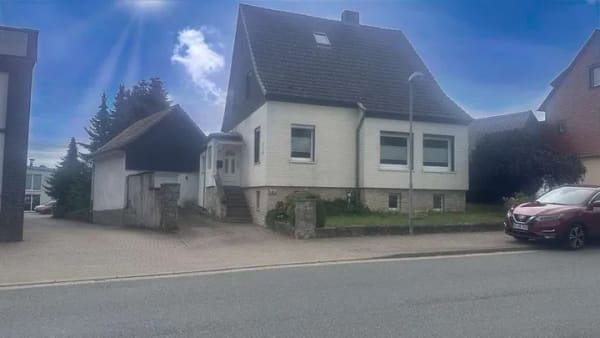 Immobilie in Lamspringe - Ein charmantes Haus mit großzügigem Garten, Keller und Garage in Lamspringe - Bild 0