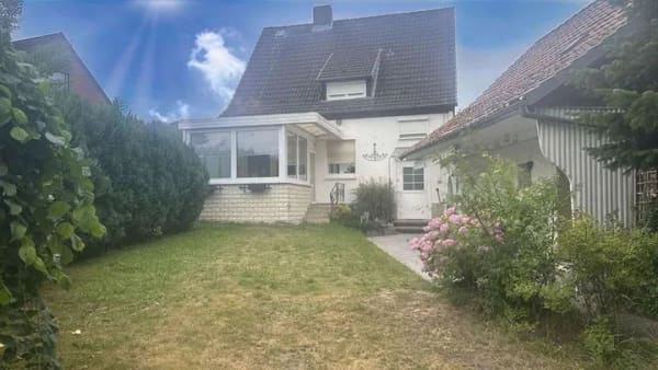 Immobilie in Lamspringe - Ein charmantes Haus mit großzügigem Garten, Keller und Garage in Lamspringe - Bild 1