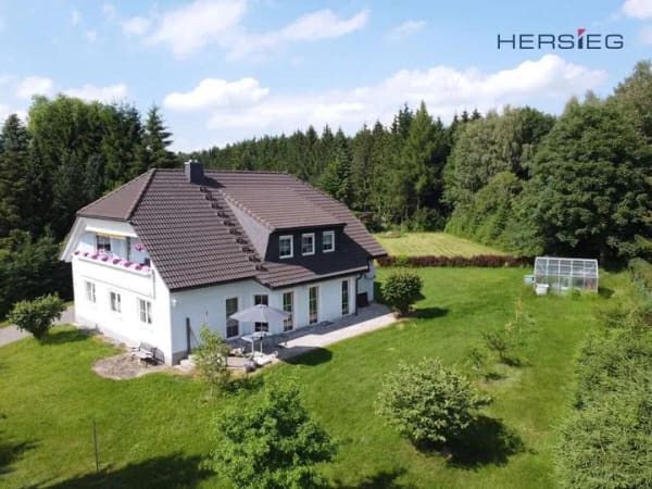 Immobilie in Bärenstein - Gepflegtes Zweifamilienhaus mit großem Grundstück, Doppelgarage und flexiblen Nutzungsmöglichkeiten - Bild 0