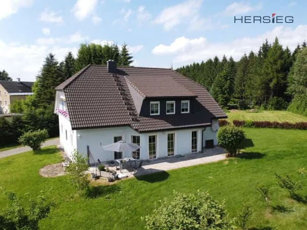 Immobilie in Bärenstein - Gepflegtes Zweifamilienhaus mit großem Grundstück, Doppelgarage und flexiblen Nutzungsmöglichkeiten - Bild 1