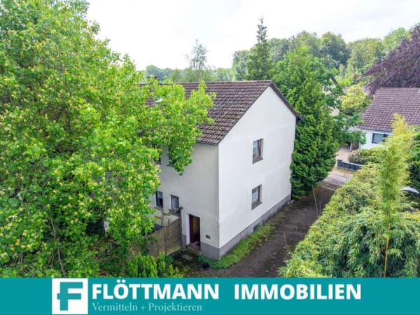 Immobilie in Lage - Ein Haus zum Anpacken: Zwei Wohneinheiten mit Perspektive in Lage! - Bild 0