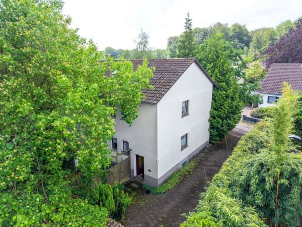 Immobilie in Lage - Ein Haus zum Anpacken: Zwei Wohneinheiten mit Perspektive in Lage! - Bild 2