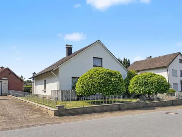 Immobilie in Kirchlengern - Freistehendes Einfamilienhaus mit Wintergarten, Garten und Garage in Kirchlengern - Bild 0